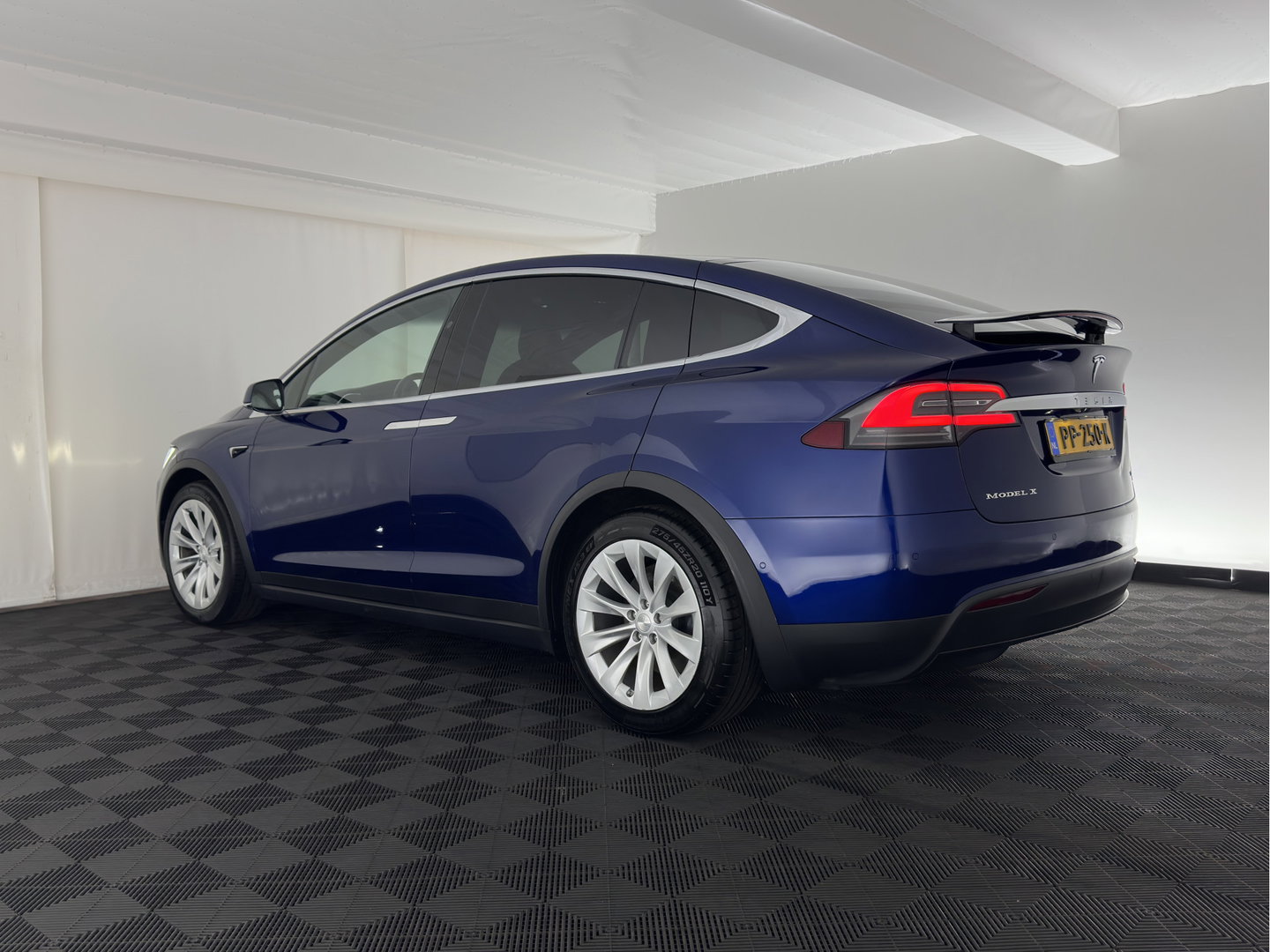 Tesla Model X 90D Base [6-Pers.] Aut. *PANO-WINDOW | AUTO-PILOT | LEATHER-FABRIC | NAVI-FULLMAP | FULL-LED | AIRSUSPENSION | DIGI-COCKPIT | CCS-FASTLOADER | KEYLESS | DAB+ | HEATED-SPORTSEATS | PRIVACY-GLASS | 20"ALU*