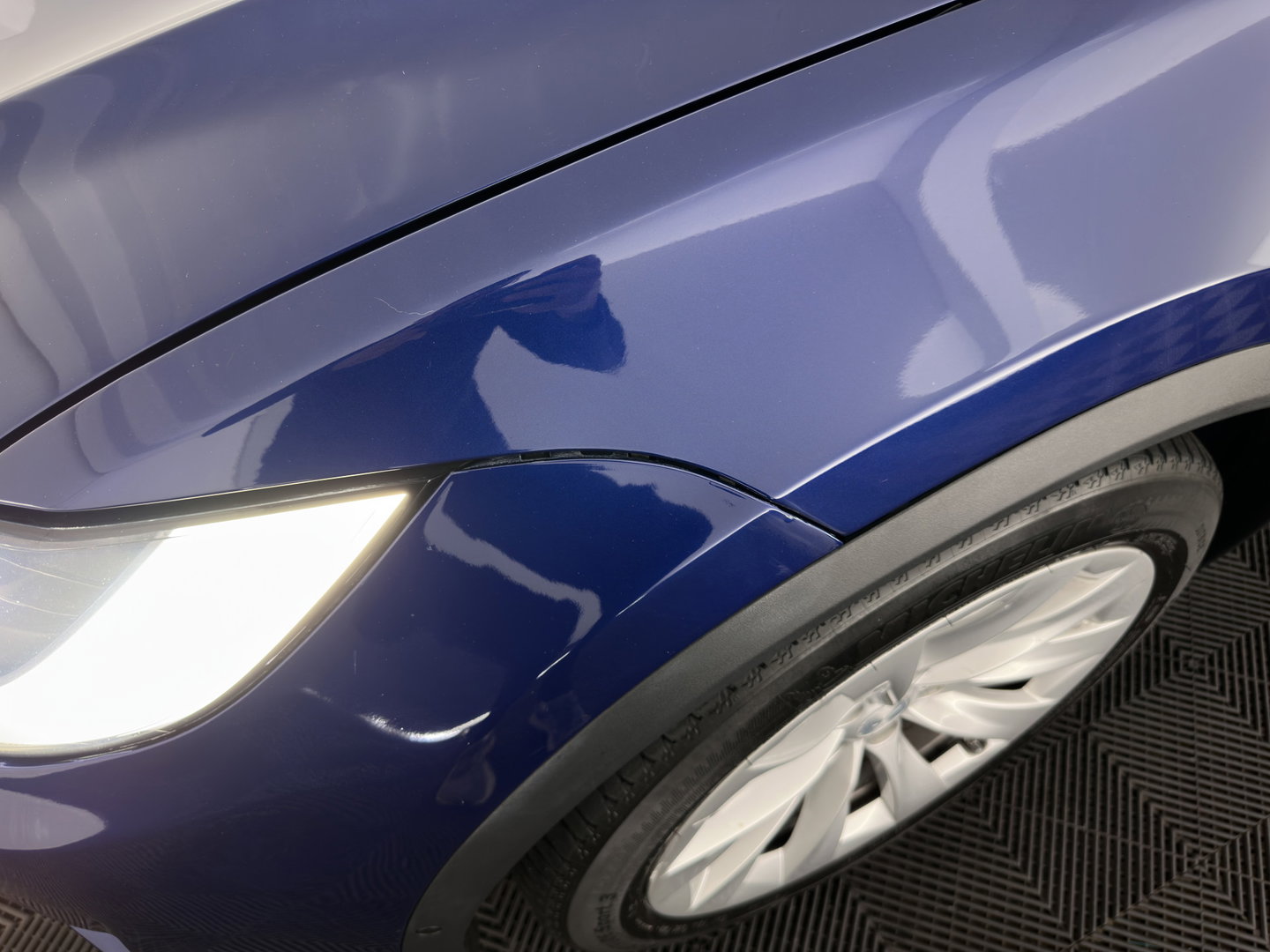 Tesla Model X 90D Base [6-Pers.] Aut. *PANO-WINDOW | AUTO-PILOT | LEATHER-FABRIC | NAVI-FULLMAP | FULL-LED | AIRSUSPENSION | DIGI-COCKPIT | CCS-FASTLOADER | KEYLESS | DAB+ | HEATED-SPORTSEATS | PRIVACY-GLASS | 20"ALU*