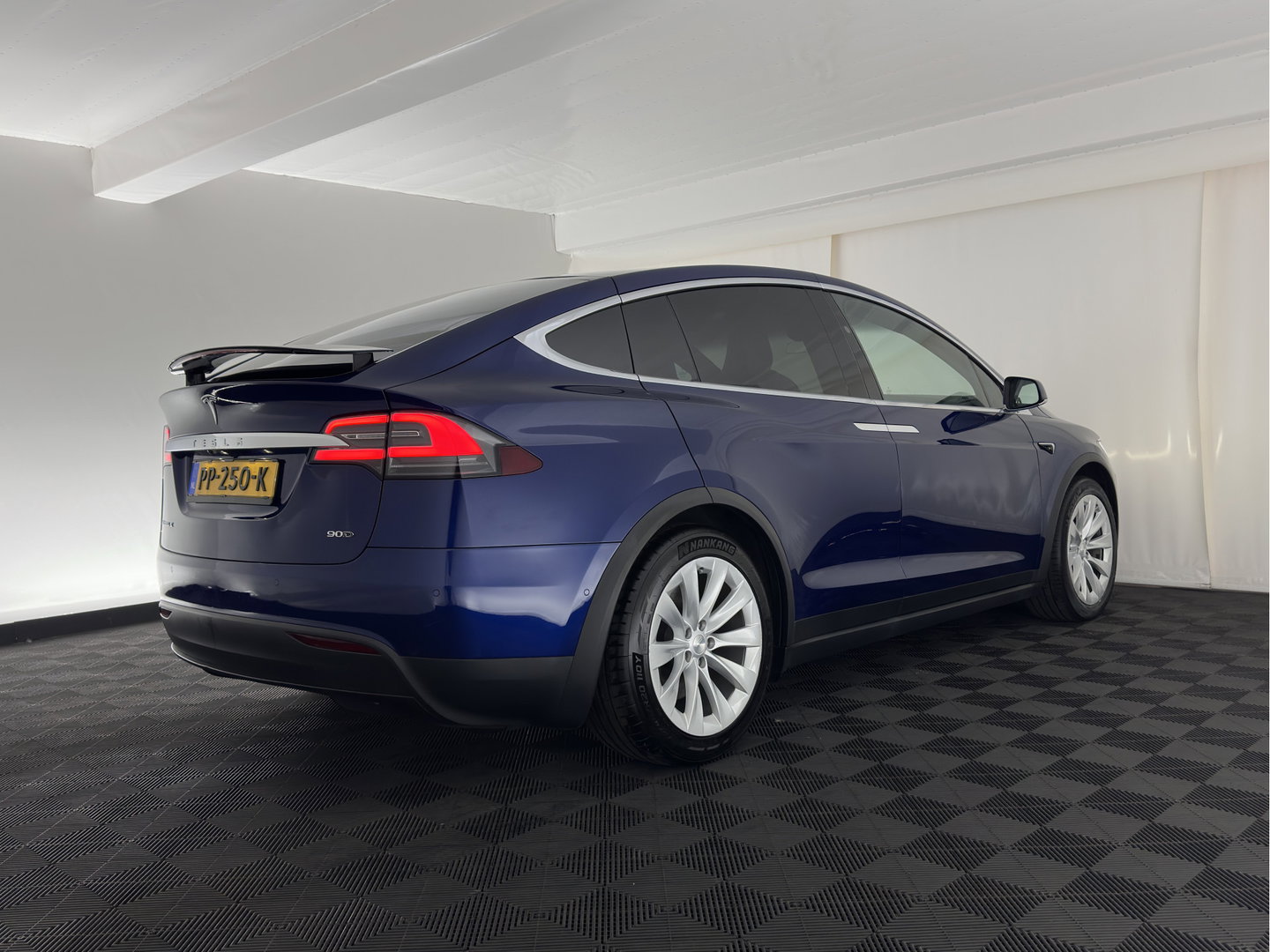 Tesla Model X 90D Base [6-Pers] Aut. *PANO-WINDOW | AUTO-PILOT | LEATHER-FABRIC | NAVI-FULLMAP | FULL-LED | AIRSUSPENSION | DIGI-COCKPIT | CCS-FASTLOADER | KEYLESS | DAB+ | HEATED-SPORTSEATS | PRIVACY-GLASS | 20"ALU*