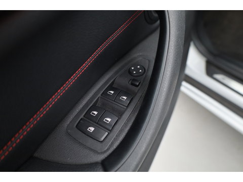 BMW X1 sDrive20i High Executive | Rijklaar!! | Pano | Cruise Contr. | Camera | Apple CarPlay | Stoelverw. | Leder | 18''