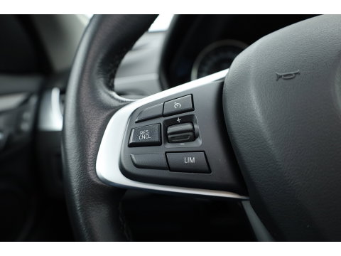 BMW X1 sDrive20i High Executive | Rijklaar!! | Pano | Cruise Contr. | Camera | Apple CarPlay | Stoelverw. | Leder | 18''