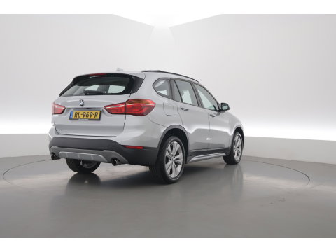 BMW X1 sDrive20i High Executive | Rijklaar!! | Pano | Cruise Contr. | Camera | Apple CarPlay | Stoelverw. | Leder | 18''