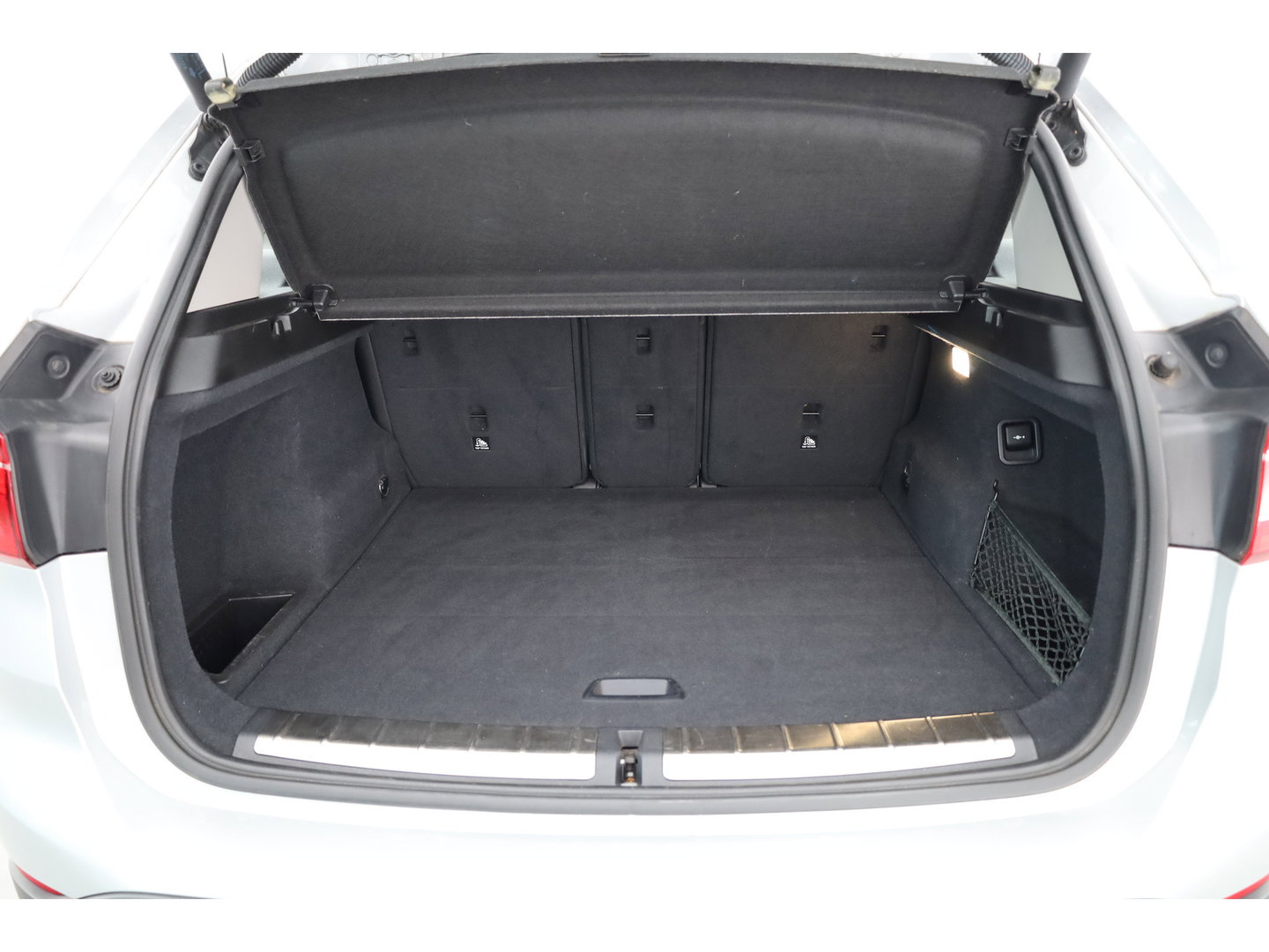 BMW X1 sDrive20i High Executive | Rijklaar!! | Pano | Cruise Contr. | Camera | Apple CarPlay | Stoelverw. | Leder | 18''