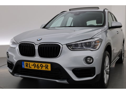 BMW X1 sDrive20i High Executive | Rijklaar!! | Pano | Cruise Contr. | Camera | Apple CarPlay | Stoelverw. | Leder | 18''