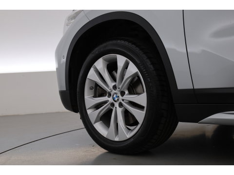 BMW X1 sDrive20i High Executive | Rijklaar!! | Pano | Cruise Contr. | Camera | Apple CarPlay | Stoelverw. | Leder | 18''