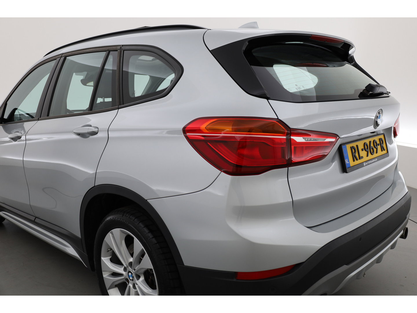 BMW X1 sDrive20i High Executive | Rijklaar!! | Pano | Cruise Contr. | Camera | Apple CarPlay | Stoelverw. | Leder | 18''