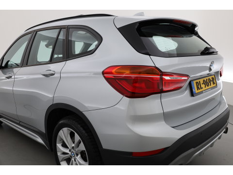 BMW X1 sDrive20i High Executive | Rijklaar!! | Pano | Cruise Contr. | Camera | Apple CarPlay | Stoelverw. | Leder | 18''