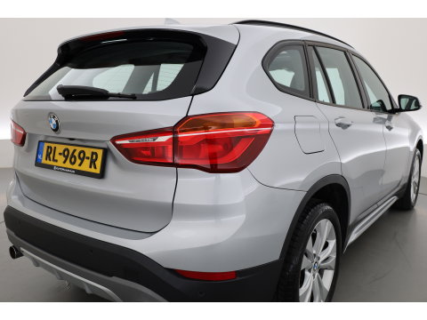 BMW X1 sDrive20i High Executive | Rijklaar!! | Pano | Cruise Contr. | Camera | Apple CarPlay | Stoelverw. | Leder | 18''