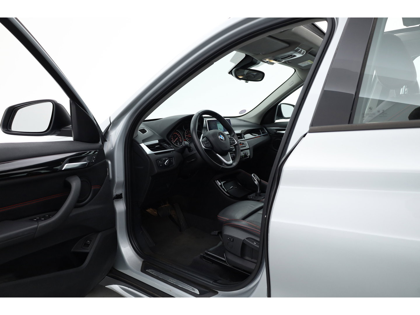 BMW X1 sDrive20i High Executive | Rijklaar!! | Pano | Cruise Contr. | Camera | Apple CarPlay | Stoelverw. | Leder | 18''