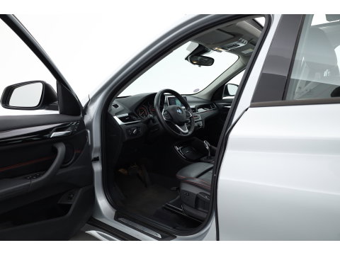 BMW X1 sDrive20i High Executive | Rijklaar!! | Pano | Cruise Contr. | Camera | Apple CarPlay | Stoelverw. | Leder | 18''