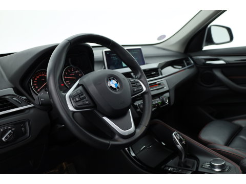 BMW X1 sDrive20i High Executive | Rijklaar!! | Pano | Cruise Contr. | Camera | Apple CarPlay | Stoelverw. | Leder | 18''