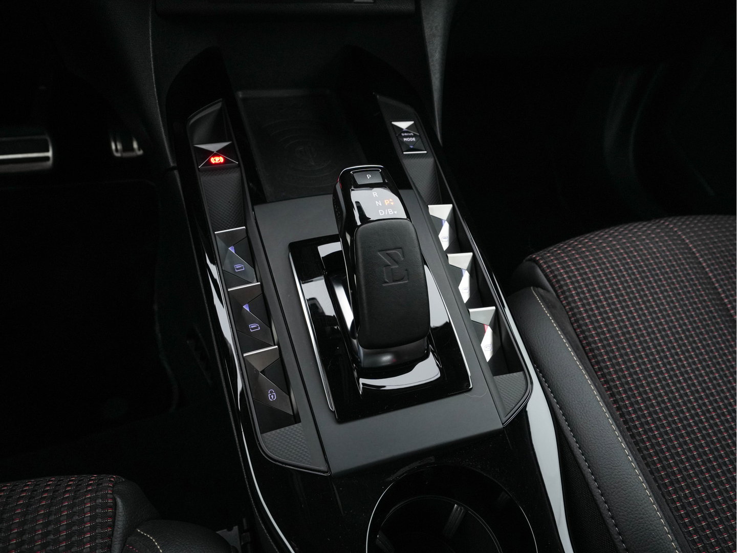DS DS 3 Crossback E-Tense Performance Line+ 50 kWh Aut. *HEAD-UP | BLINDSPOT | LEATHER-MICROFIBRE | MATRIX-LED | KEYLESS | CAMERA | DIGI-COCKPIT | HEATED-SPORTSEATS | DAB+ | PRIVACY-GLASS | ECC | PDC | CRUISE | 18''ALU*