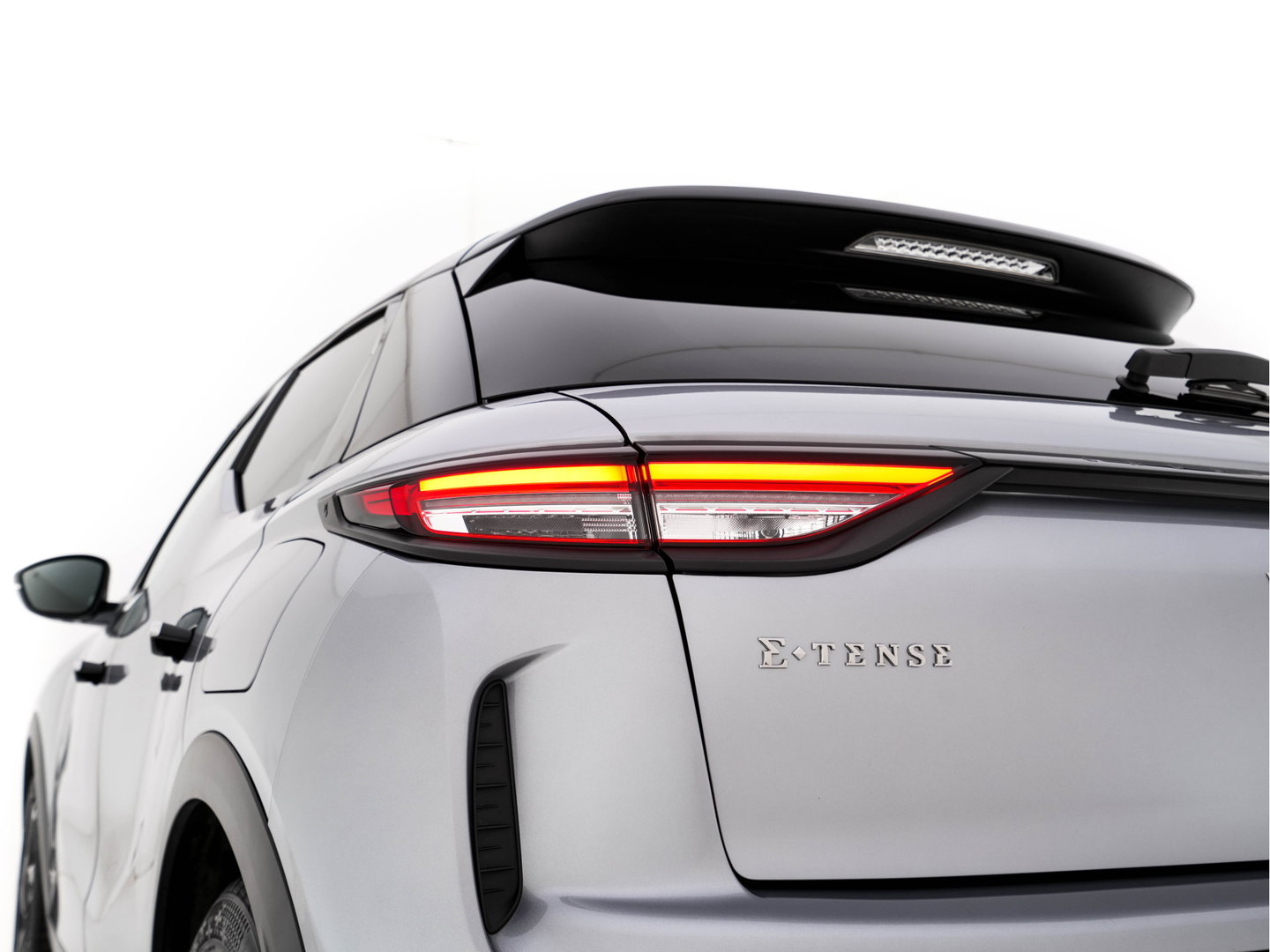 DS DS 3 Crossback E-Tense Performance Line+ 50 kWh Aut. *HEAD-UP | BLINDSPOT | LEATHER-MICROFIBRE | MATRIX-LED | KEYLESS | CAMERA | DIGI-COCKPIT | HEATED-SPORTSEATS | DAB+ | PRIVACY-GLASS | ECC | PDC | CRUISE | 18''ALU*