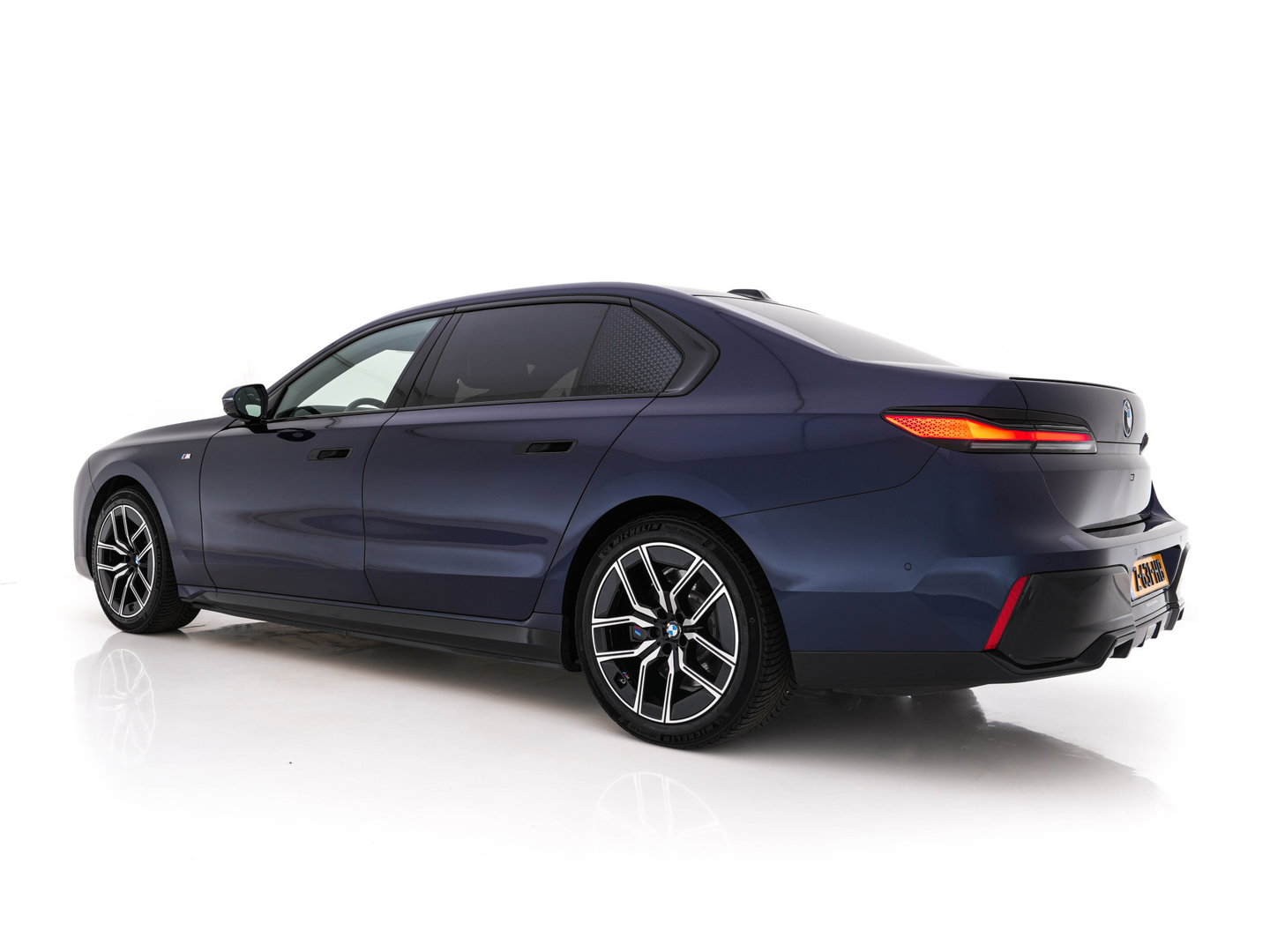 BMW i7 xDrive60 106 kWh M-Sportpack [3-Fase-11kW] {SoH-98%} (INCL.BTW) *PANO | HEAD-UP | LUXURY-LEATHER | FULL-LED | BLIND-SPOT | BOWERS&WILKINS | MEMORY-PACK | TOP-VIEW | VENTILATED/HEATED-COMFORTSEATS | SOFT-CLOSE | WIDE-SREEN-DIGICOCKPIT | KEYLESS