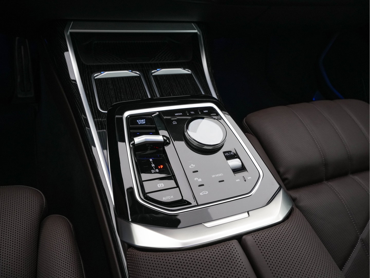 BMW i7 xDrive60 106 kWh M-Sportpack [3-Fase-11kW] {SoH-98%} (INCL.BTW) *PANO | HEAD-UP | LUXURY-LEATHER | FULL-LED | BLIND-SPOT | BOWERS&WILKINS | MEMORY-PACK | TOP-VIEW | VENTILATED/HEATED-COMFORTSEATS | SOFT-CLOSE | WIDE-SREEN-DIGICOCKPIT | KEYLESS