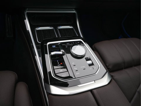 BMW i7 xDrive60 106 kWh M-Sportpack [3-Fase-11kW] {SoH-98%} (INCL.BTW) *PANO | HEAD-UP | LUXURY-LEATHER | FULL-LED | BLIND-SPOT | BOWERS&WILKINS | MEMORY-PACK | TOP-VIEW | VENTILATED/HEATED-COMFORTSEATS | SOFT-CLOSE | WIDE-SREEN-DIGICOCKPIT | KEYLESS