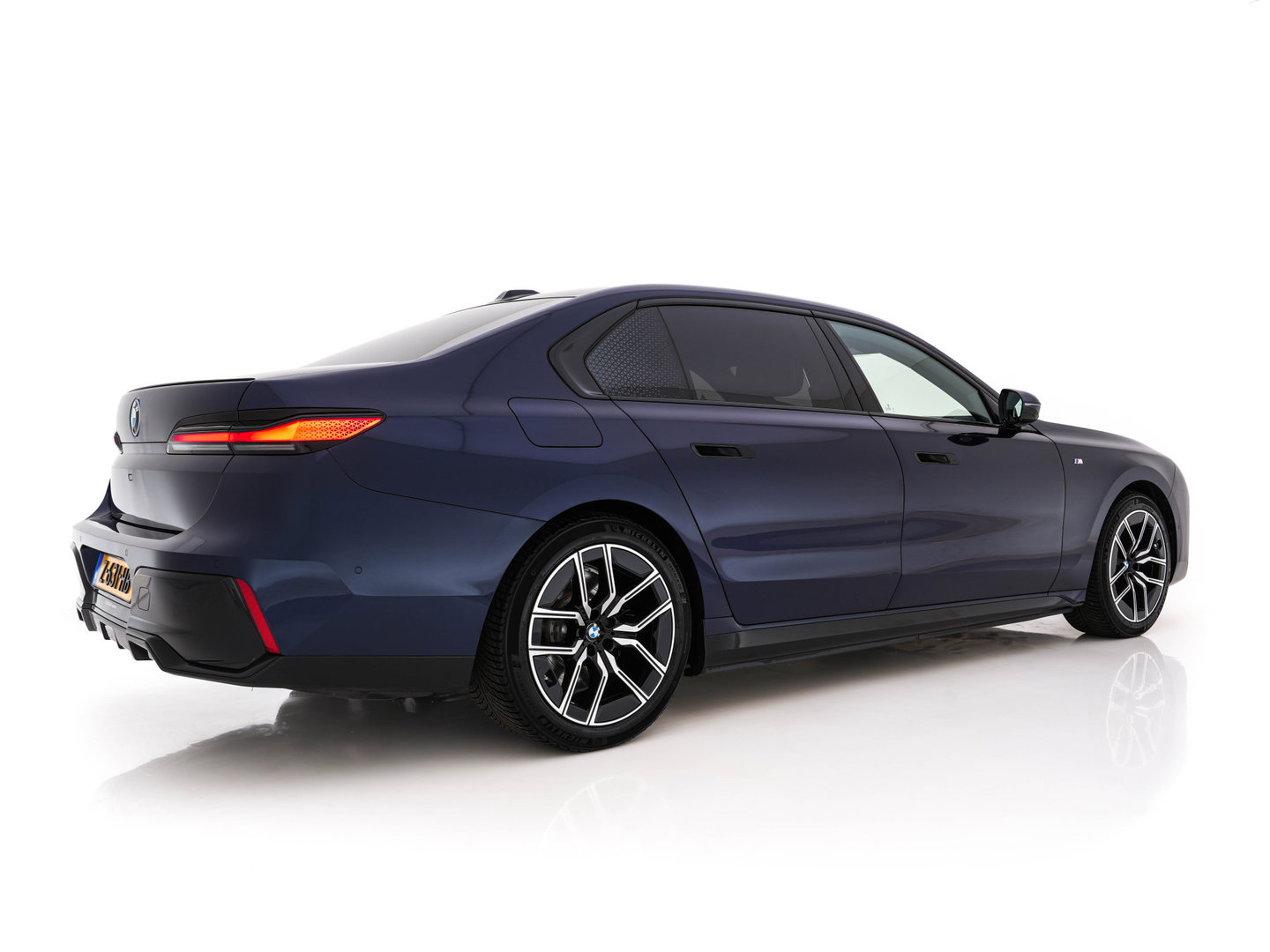 BMW i7 xDrive60 106 kWh M-Sportpack [3-Fase-11kW] {SoH-98%} (INCL.BTW) *PANO | HEAD-UP | LUXURY-LEATHER | FULL-LED | BLIND-SPOT | BOWERS&WILKINS | MEMORY-PACK | TOP-VIEW | VENTILATED/HEATED-COMFORTSEATS | SOFT-CLOSE | WIDE-SREEN-DIGICOCKPIT | KEYLESS