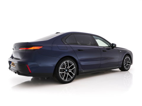 BMW i7 xDrive60 106 kWh M-Sportpack [3-Fase-11kW] {SoH-98%} (INCL.BTW) *PANO | HEAD-UP | LUXURY-LEATHER | FULL-LED | BLIND-SPOT | BOWERS&WILKINS | MEMORY-PACK | TOP-VIEW | VENTILATED/HEATED-COMFORTSEATS | SOFT-CLOSE | WIDE-SREEN-DIGICOCKPIT | KEYLESS