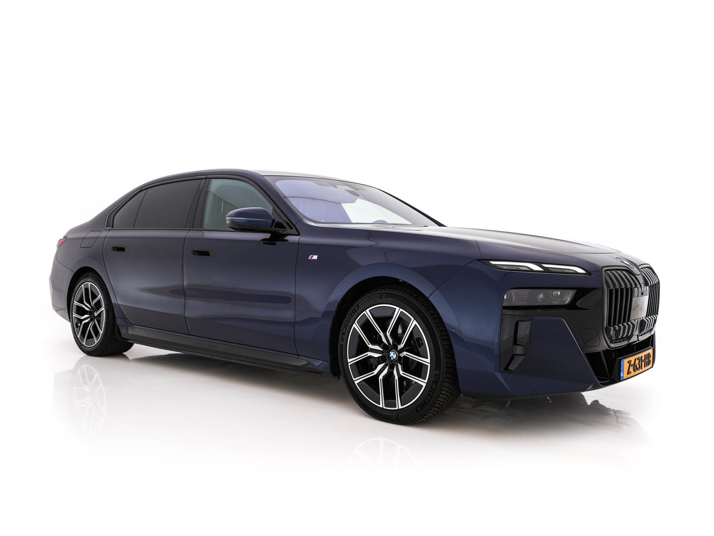 BMW i7 xDrive60 106 kWh M-Sportpack [3-Fase-11kW] {SoH-98%} (INCL.BTW) *PANO | HEAD-UP | LUXURY-LEATHER | FULL-LED | BLIND-SPOT | BOWERS&WILKINS | MEMORY-PACK | TOP-VIEW | VENTILATED/HEATED-COMFORTSEATS | SOFT-CLOSE | WIDE-SREEN-DIGICOCKPIT | KEYLESS