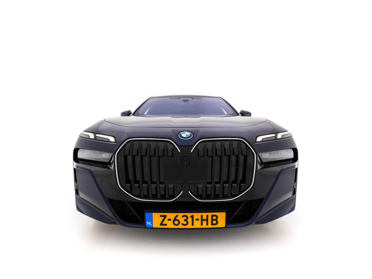 BMW i7 xDrive60 106 kWh M-Sportpack [3-Fase-11kW] {SoH-98%} (INCL.BTW) *PANO | HEAD-UP | LUXURY-LEATHER | FULL-LED | BLIND-SPOT | BOWERS&WILKINS | MEMORY-PACK | TOP-VIEW | VENTILATED/HEATED-COMFORTSEATS | SOFT-CLOSE | WIDE-SREEN-DIGICOCKPIT | KEYLESS
