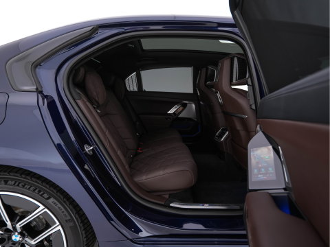 BMW i7 xDrive60 106 kWh M-Sportpack [3-Fase-11kW] {SoH-98%} (INCL.BTW) *PANO | HEAD-UP | LUXURY-LEATHER | FULL-LED | BLIND-SPOT | BOWERS&WILKINS | MEMORY-PACK | TOP-VIEW | VENTILATED/HEATED-COMFORTSEATS | SOFT-CLOSE | WIDE-SREEN-DIGICOCKPIT | KEYLESS
