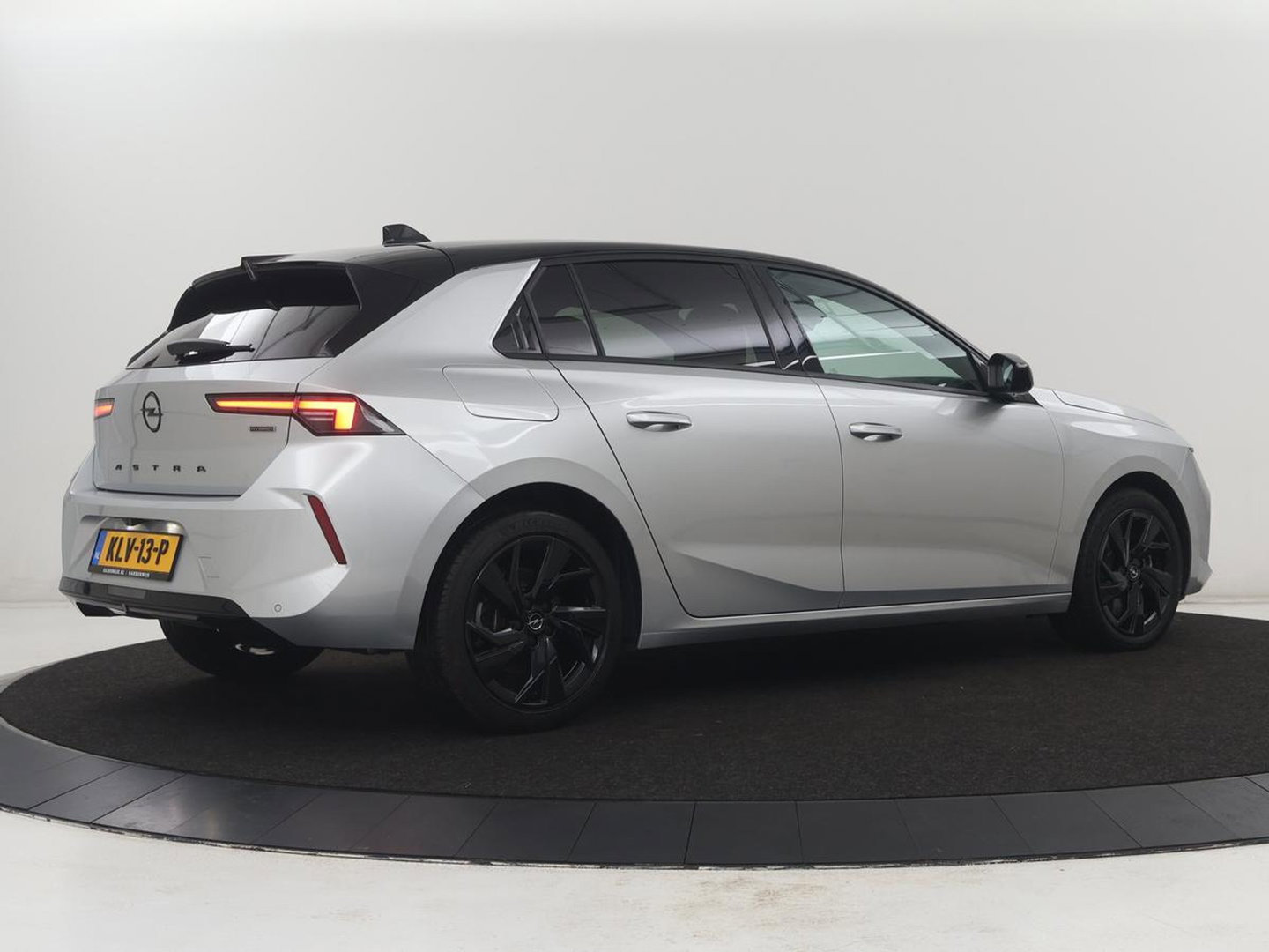 Opel Astra 1.6 Hybrid GS Line | SOH 97,5% | Half leder | Stuur/stoel verwarming | Adaptive cruise | Carplay | 360 Camera | Parks assist | PHEV