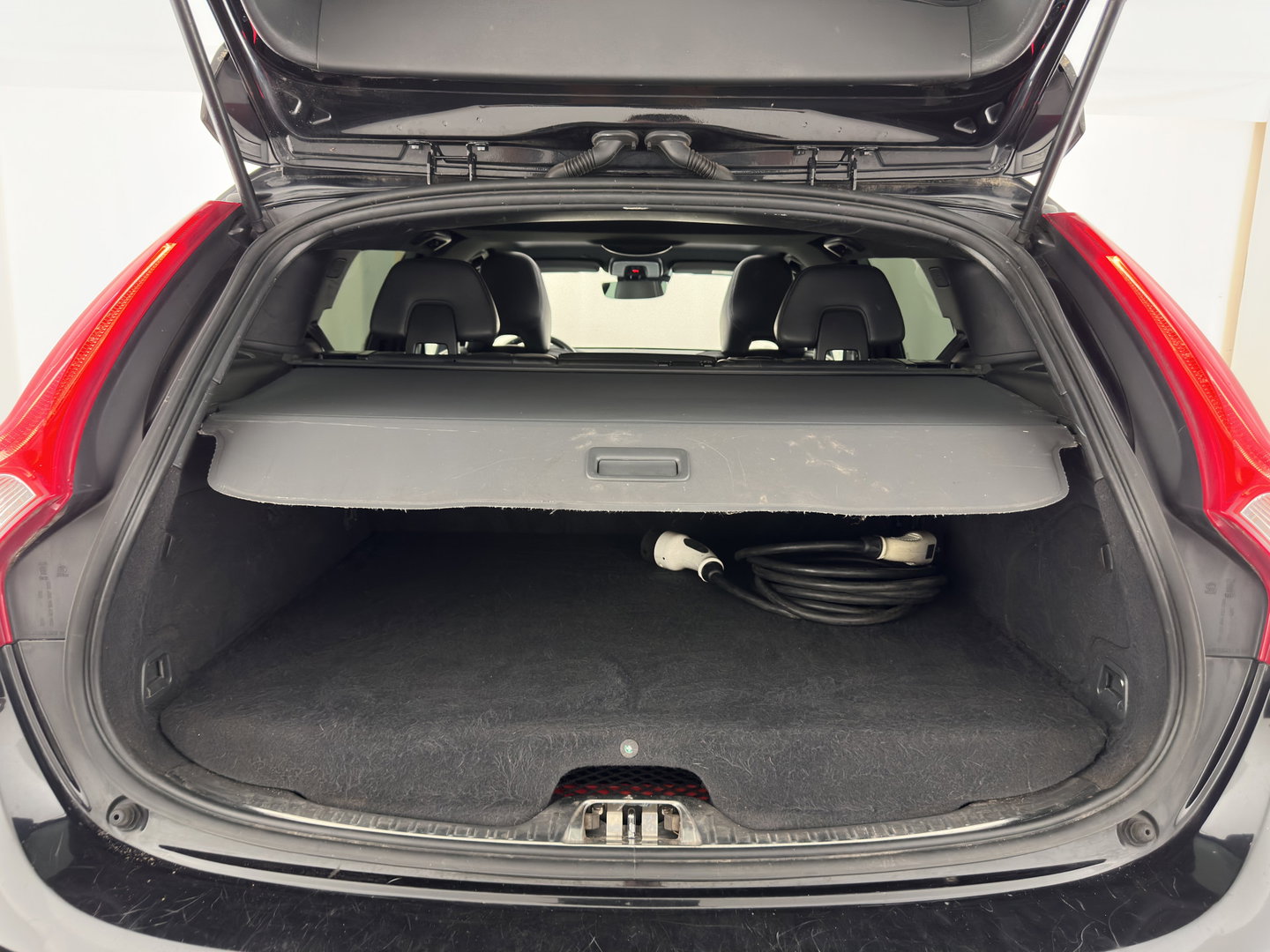 Volvo V60 2.4 D6 Twin Engine R-Design AWD (Plug-In) Aut. *PANO | LEATHER | XENON | MEMORY-PACK | NAVI-FULLMAP | HEATED-SPORTSEATS | PRIVACY-GLASS | ECC | PDC | CRUISE | TOWBAR | 18''ALU*