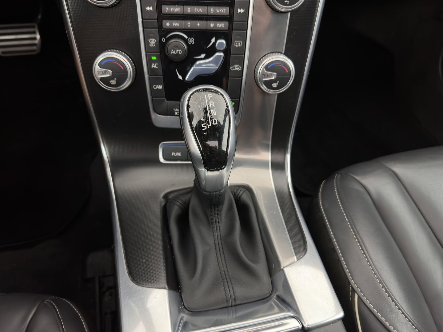 Volvo V60 2.4 D6 Twin Engine R-Design AWD (Plug-In) Aut. *PANO | LEATHER | XENON | MEMORY-PACK | NAVI-FULLMAP | HEATED-SPORTSEATS | PRIVACY-GLASS | ECC | PDC | CRUISE | TOWBAR | 18''ALU*