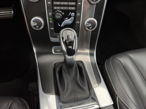 Volvo V60 2.4 D6 Twin Engine R-Design AWD (Plug-In) Aut. *PANO | LEATHER | XENON | MEMORY-PACK | NAVI-FULLMAP | HEATED-SPORTSEATS | PRIVACY-GLASS | ECC | PDC | CRUISE | TOWBAR | 18''ALU*