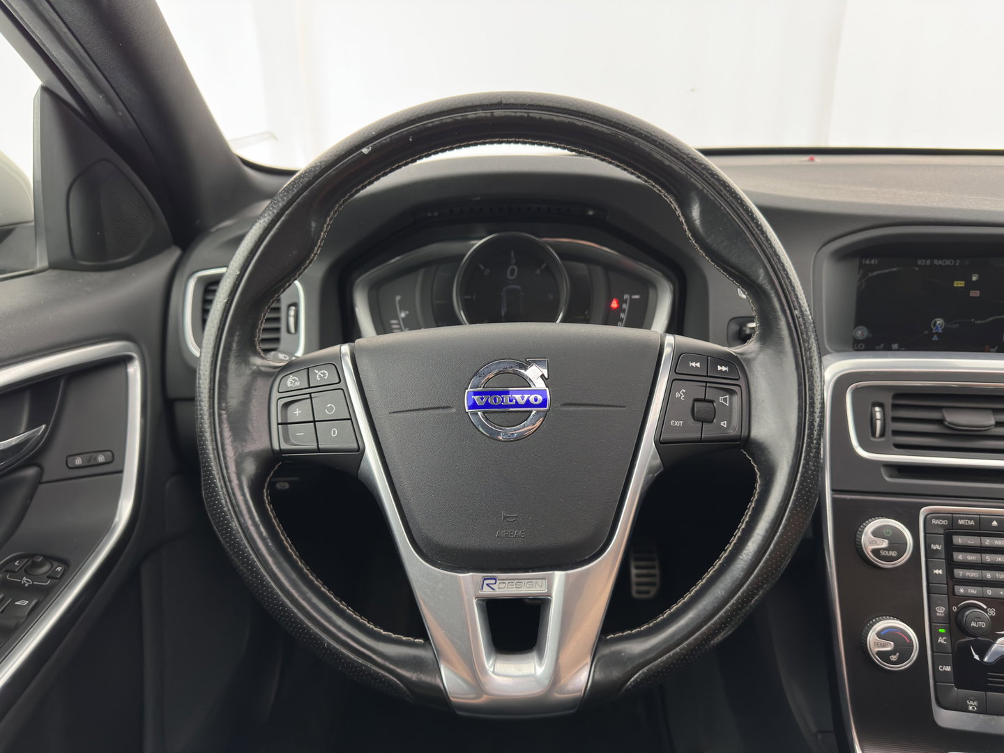 Volvo V60 2.4 D6 Twin Engine R-Design AWD (Plug-In) Aut. *PANO | LEATHER | XENON | MEMORY-PACK | NAVI-FULLMAP | HEATED-SPORTSEATS | PRIVACY-GLASS | ECC | PDC | CRUISE | TOWBAR | 18''ALU*