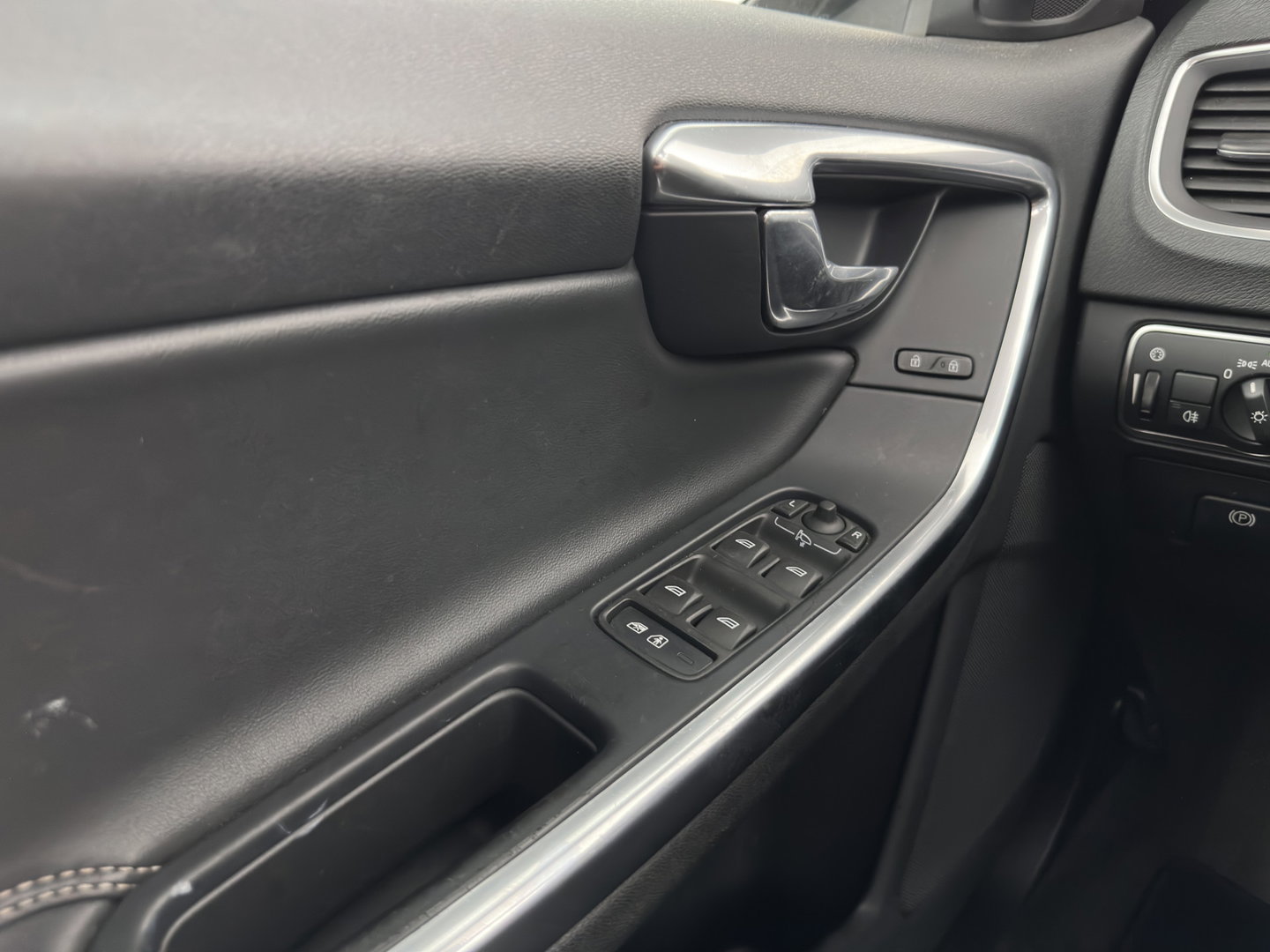 Volvo V60 2.4 D6 Twin Engine R-Design AWD (Plug-In) Aut. *PANO | LEATHER | XENON | MEMORY-PACK | NAVI-FULLMAP | HEATED-SPORTSEATS | PRIVACY-GLASS | ECC | PDC | CRUISE | TOWBAR | 18''ALU*