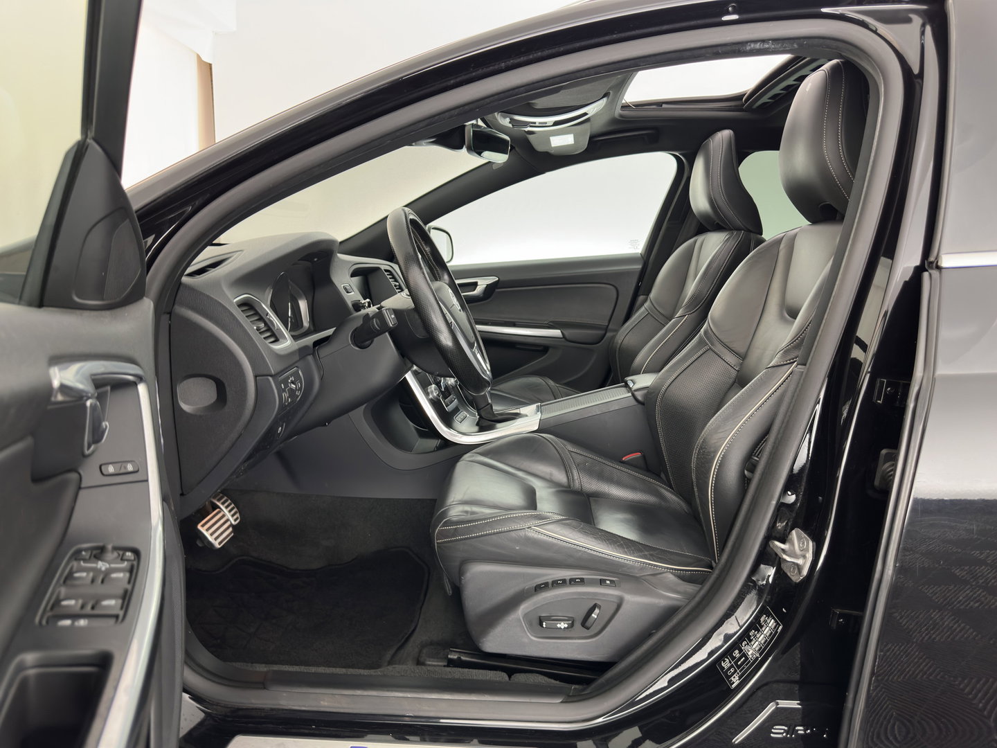 Volvo V60 2.4 D6 Twin Engine R-Design AWD (Plug-In) Aut. *PANO | LEATHER | XENON | MEMORY-PACK | NAVI-FULLMAP | HEATED-SPORTSEATS | PRIVACY-GLASS | ECC | PDC | CRUISE | TOWBAR | 18''ALU*