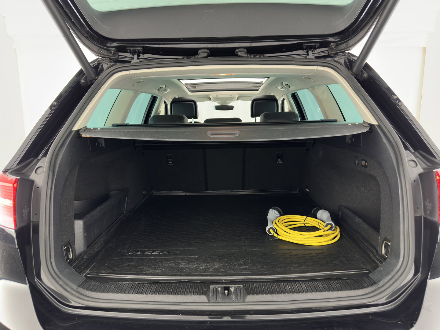 Volkswagen Passat Variant 1.4 TSI GTE Highline Aut. *PANO | HEAD-UP | ADAPTIVE-CRUISE | LEATHER-MICROFIBRE | DYNAUDIO | FULL-LED | BLINDSPOT | TOP-VIEW | HEATED-COMFORTSEATS | KEYLESS | NAVI-FULLMAP | DIGI-COCKPIT | ECC | PDC | 18''ALU*