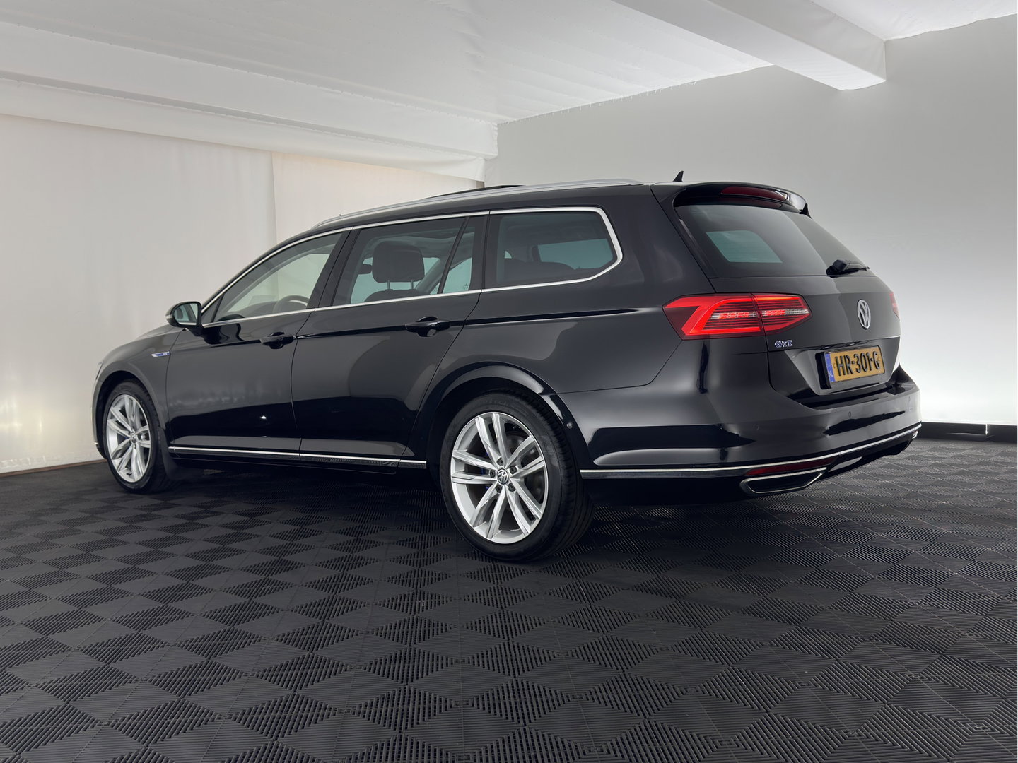 Volkswagen Passat Variant 1.4 TSI GTE Highline Aut. *PANO | HEAD-UP | ADAPTIVE-CRUISE | LEATHER-MICROFIBRE | DYNAUDIO | FULL-LED | BLINDSPOT | TOP-VIEW | HEATED-COMFORTSEATS | KEYLESS | NAVI-FULLMAP | DIGI-COCKPIT | ECC | PDC | 18''ALU*