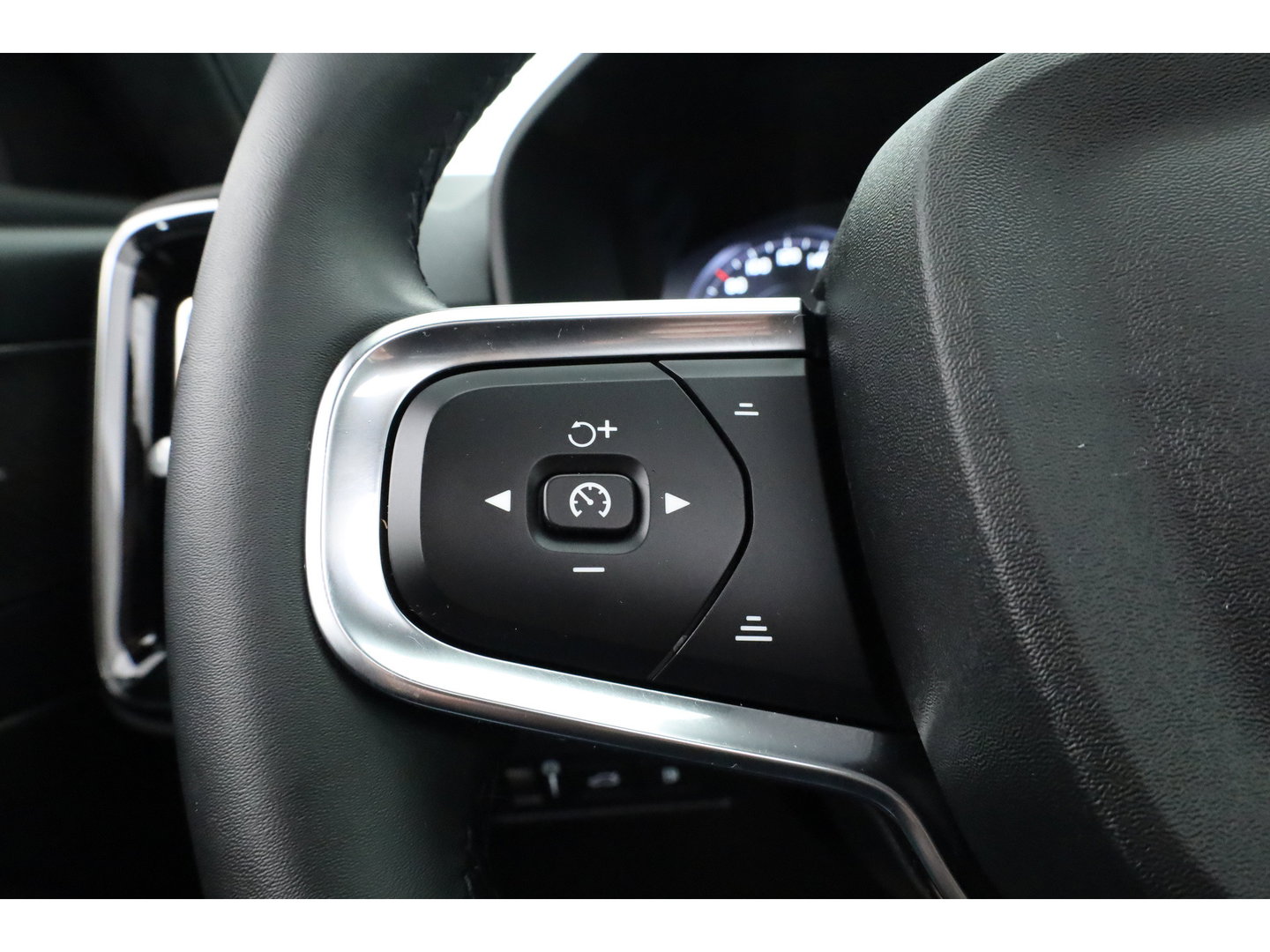 Volvo XC40 1.5 T5 Plug-in hybrid Ultimate Dark | Prijs Rijklaar |Pano-dak | 360 camera | ACC | Blis | H&K Audio | Voorruitverw. | Sportstoelen |