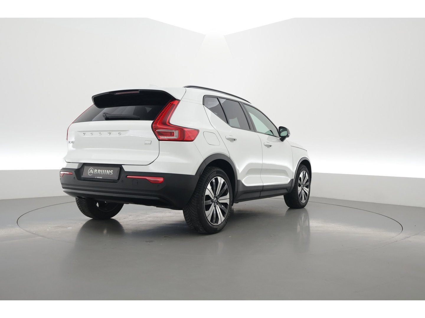 Volvo XC40 1.5 T5 Plug-in hybrid Ultimate Dark | Prijs Rijklaar |Pano-dak | 360 camera | ACC | Blis | H&K Audio | Voorruitverw. | Sportstoelen |