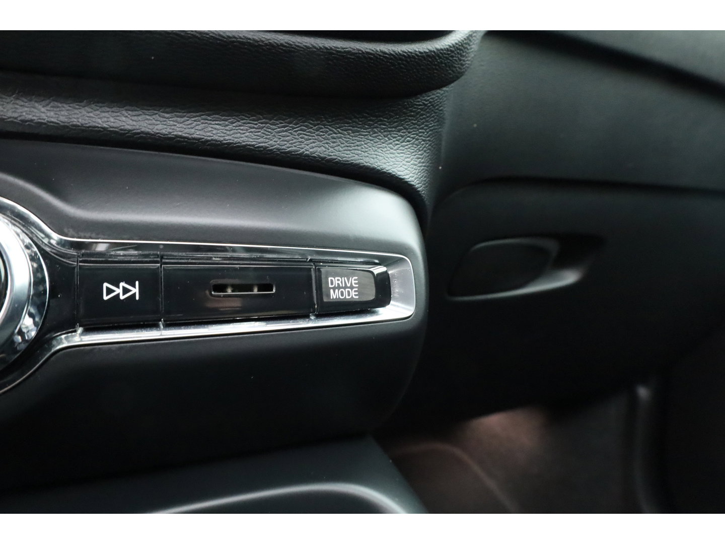 Volvo XC40 1.5 T5 Plug-in hybrid Ultimate Dark | Prijs Rijklaar |Pano-dak | 360 camera | ACC | Blis | H&K Audio | Voorruitverw. | Sportstoelen |