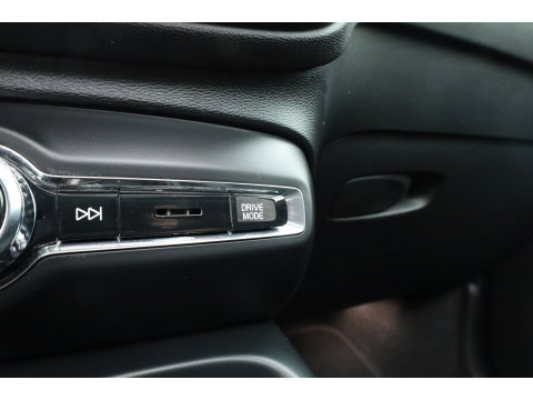 Volvo XC40 1.5 T5 Plug-in hybrid Ultimate Dark | Prijs Rijklaar |Pano-dak | 360 camera | ACC | Blis | H&K Audio | Voorruitverw. | Sportstoelen |