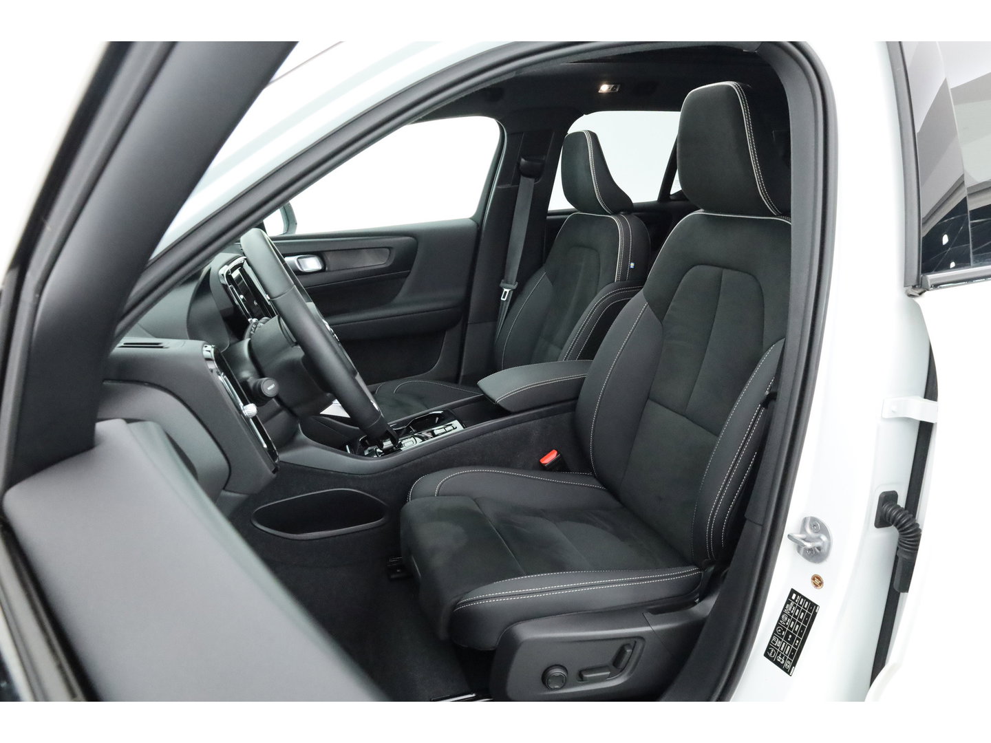 Volvo XC40 1.5 T5 Plug-in hybrid Ultimate Dark | Prijs Rijklaar |Pano-dak | 360 camera | ACC | Blis | H&K Audio | Voorruitverw. | Sportstoelen |