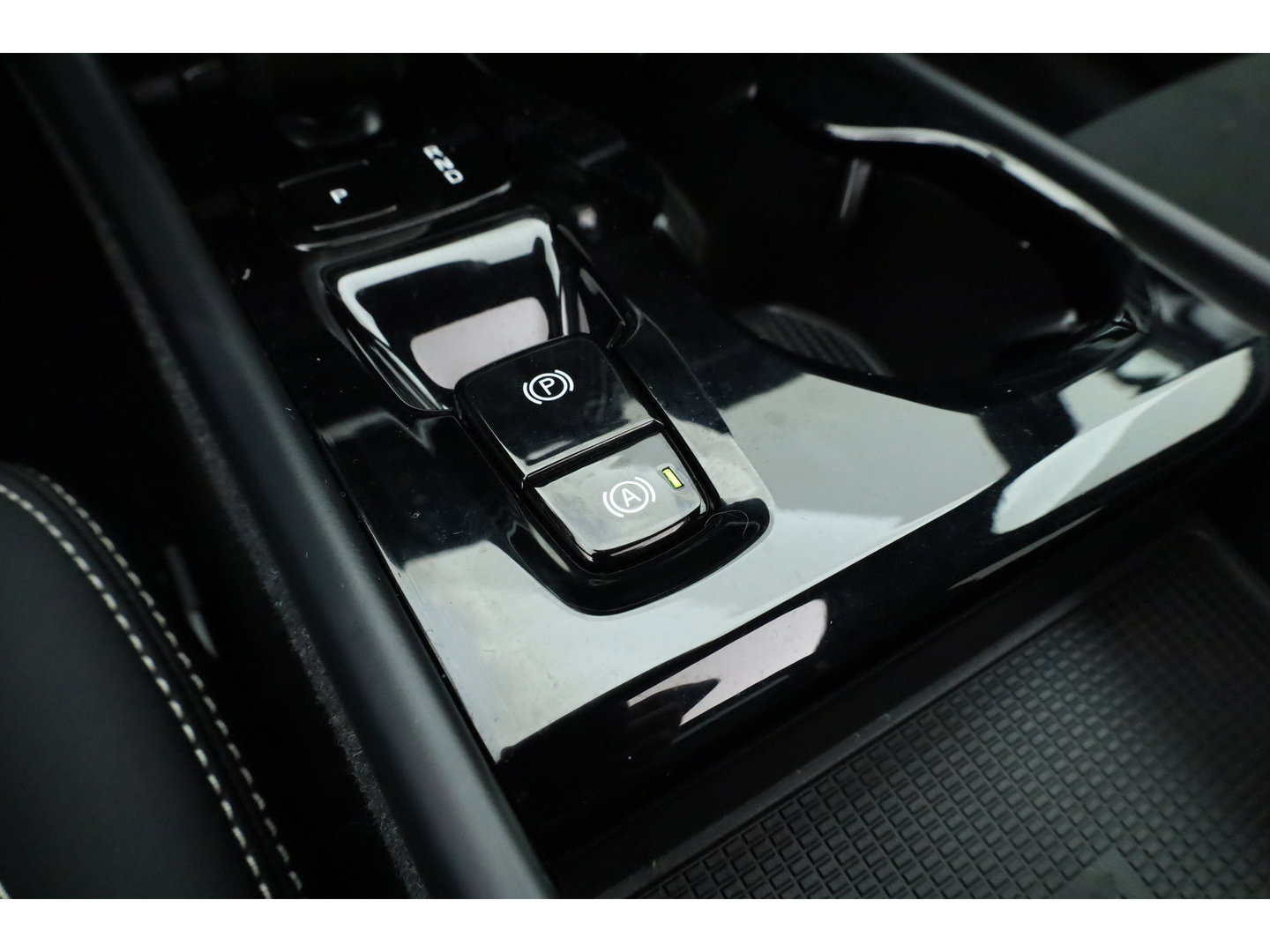 Volvo XC40 1.5 T5 Plug-in hybrid Ultimate Dark | Prijs Rijklaar |Pano-dak | 360 camera | ACC | Blis | H&K Audio | Voorruitverw. | Sportstoelen |