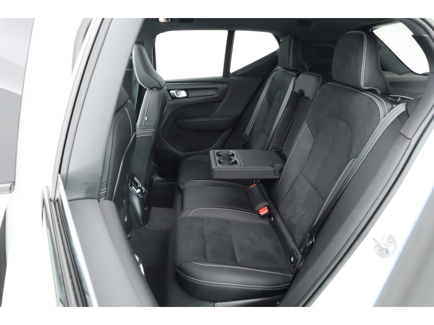 Volvo XC40 1.5 T5 Plug-in hybrid Ultimate Dark | Prijs Rijklaar |Pano-dak | 360 camera | ACC | Blis | H&K Audio | Voorruitverw. | Sportstoelen |