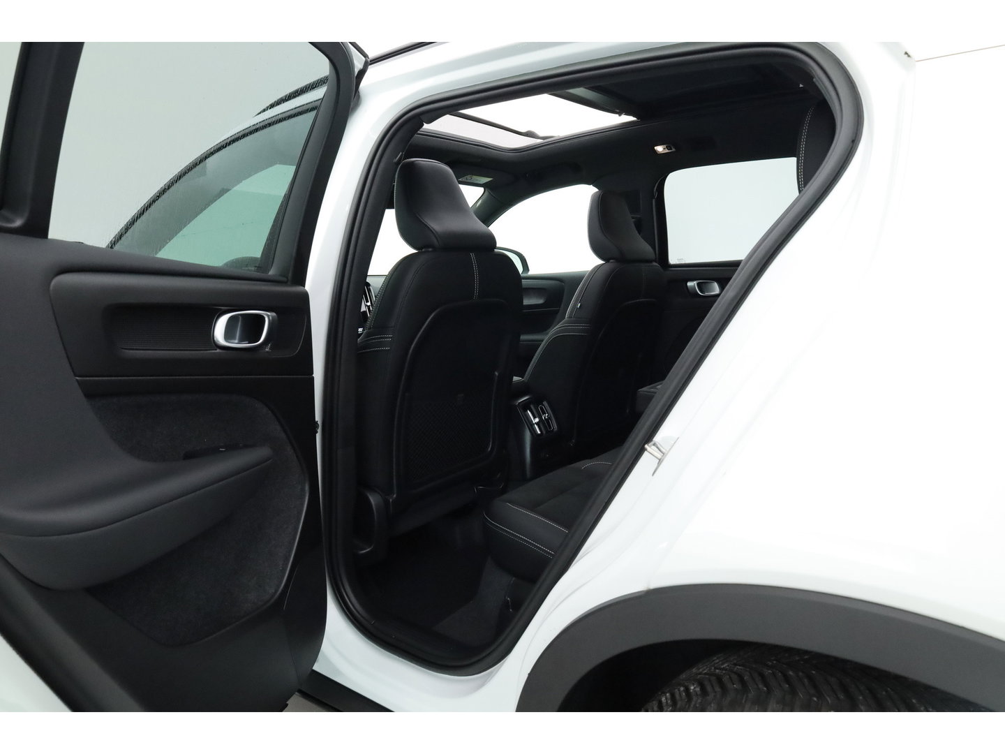 Volvo XC40 1.5 T5 Plug-in hybrid Ultimate Dark | Prijs Rijklaar |Pano-dak | 360 camera | ACC | Blis | H&K Audio | Voorruitverw. | Sportstoelen |