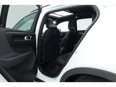 Volvo XC40 1.5 T5 Plug-in hybrid Ultimate Dark | Prijs Rijklaar |Pano-dak | 360 camera | ACC | Blis | H&K Audio | Voorruitverw. | Sportstoelen |