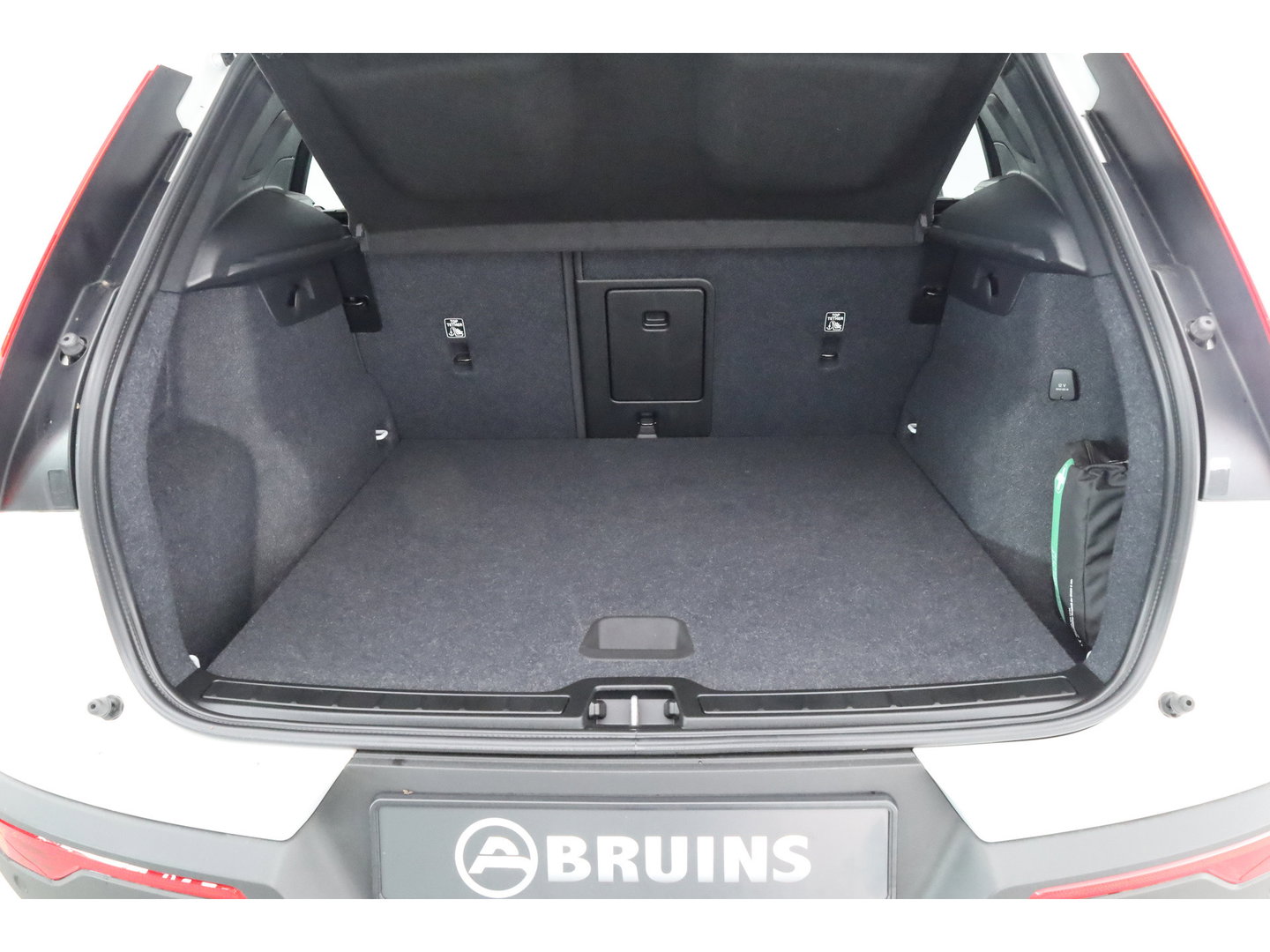 Volvo XC40 1.5 T5 Plug-in hybrid Ultimate Dark | Prijs Rijklaar |Pano-dak | 360 camera | ACC | Blis | H&K Audio | Voorruitverw. | Sportstoelen |