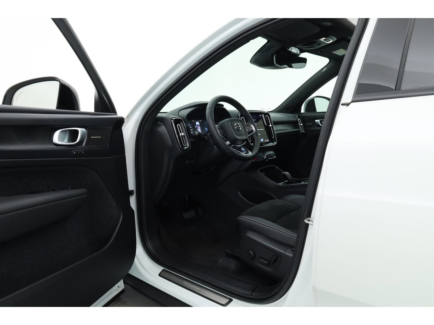 Volvo XC40 1.5 T5 Plug-in hybrid Ultimate Dark | Prijs Rijklaar |Pano-dak | 360 camera | ACC | Blis | H&K Audio | Voorruitverw. | Sportstoelen |