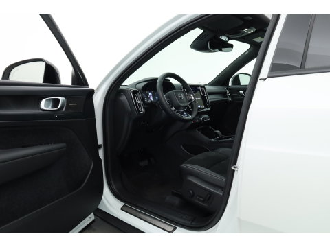 Volvo XC40 1.5 T5 Plug-in hybrid Ultimate Dark | Prijs Rijklaar |Pano-dak | 360 camera | ACC | Blis | H&K Audio | Voorruitverw. | Sportstoelen |
