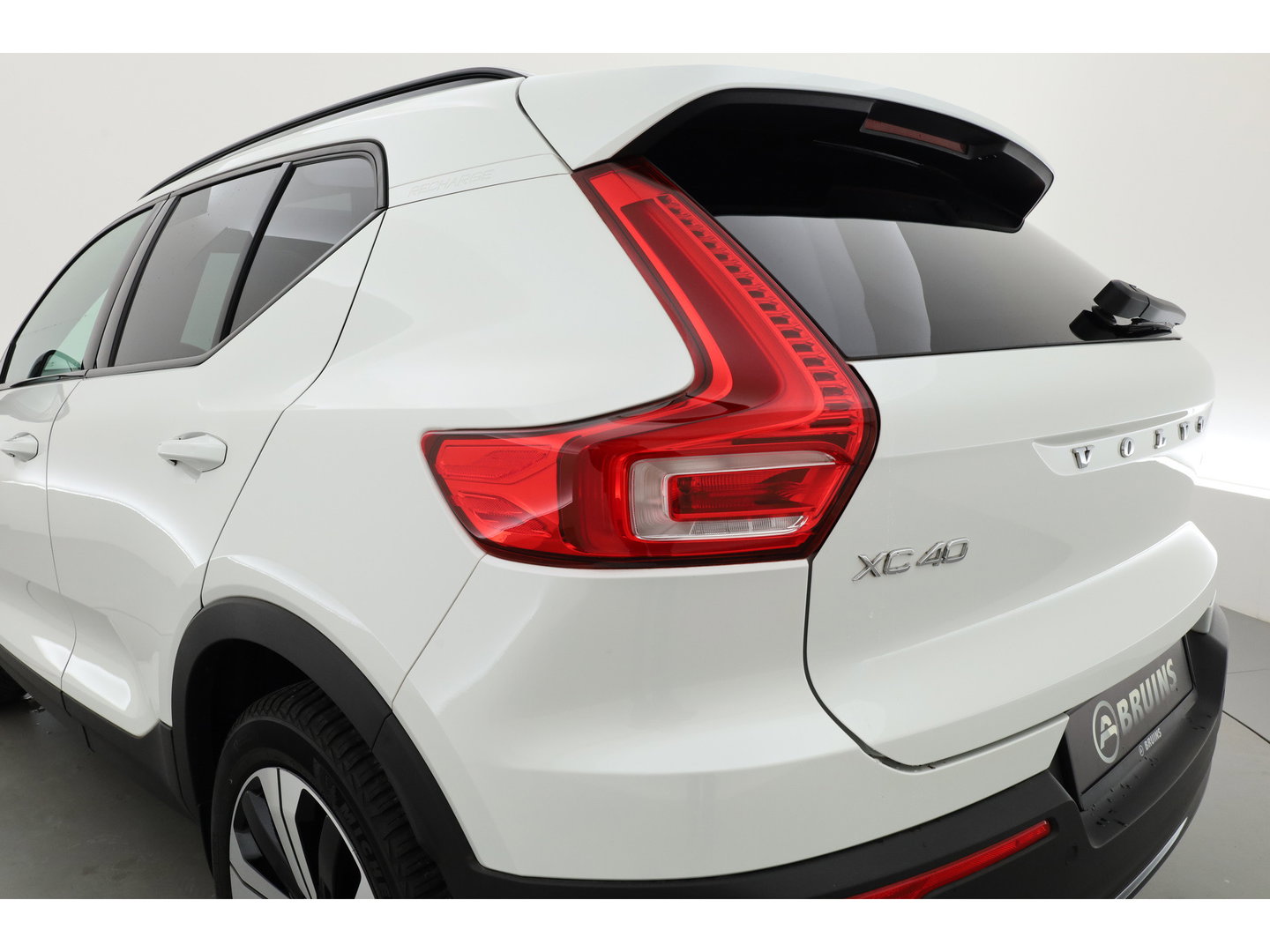Volvo XC40 1.5 T5 Plug-in hybrid Ultimate Dark | Prijs Rijklaar |Pano-dak | 360 camera | ACC | Blis | H&K Audio | Voorruitverw. | Sportstoelen |