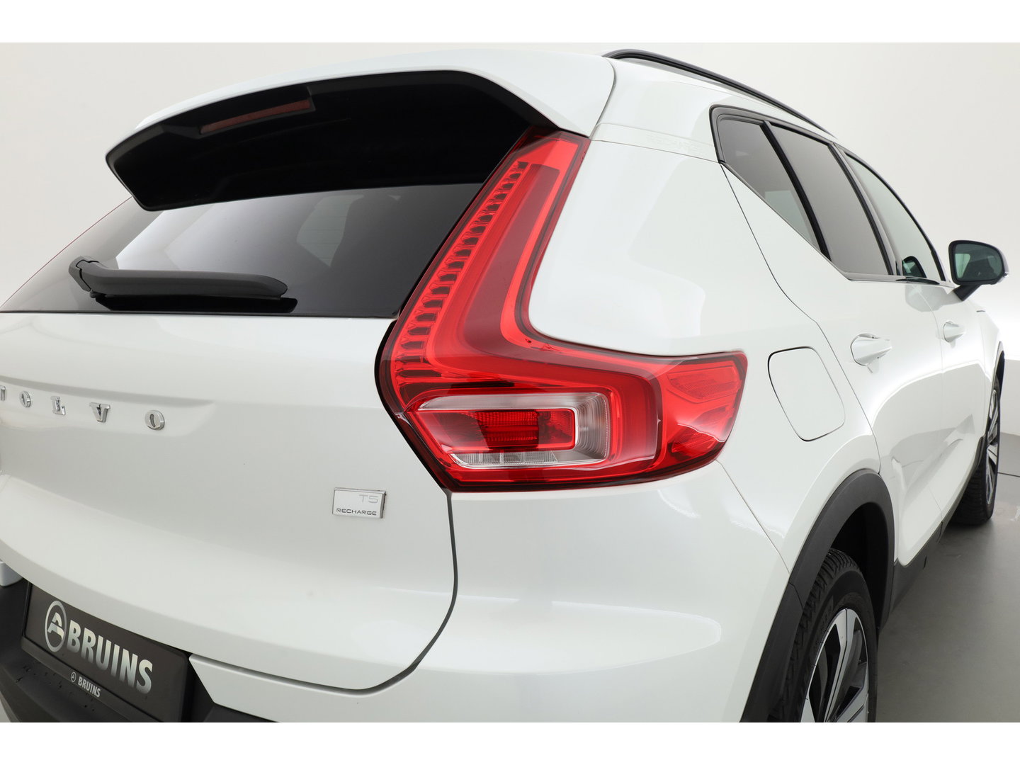Volvo XC40 1.5 T5 Plug-in hybrid Ultimate Dark | Prijs Rijklaar |Pano-dak | 360 camera | ACC | Blis | H&K Audio | Voorruitverw. | Sportstoelen |