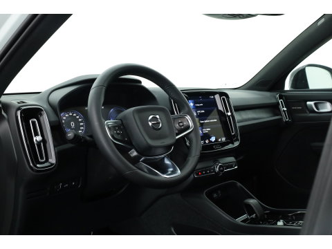 Volvo XC40 1.5 T5 Plug-in hybrid Ultimate Dark | Prijs Rijklaar |Pano-dak | 360 camera | ACC | Blis | H&K Audio | Voorruitverw. | Sportstoelen |