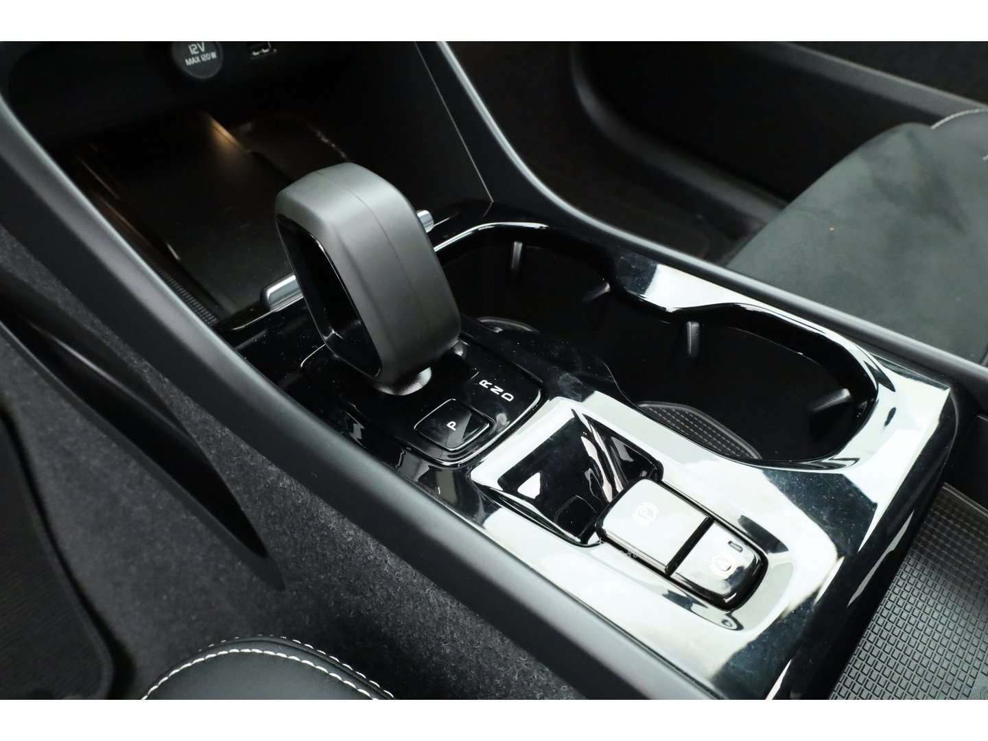 Volvo XC40 1.5 T5 Plug-in hybrid Ultimate Dark | Prijs Rijklaar |Pano-dak | 360 camera | ACC | Blis | H&K Audio | Voorruitverw. | Sportstoelen |
